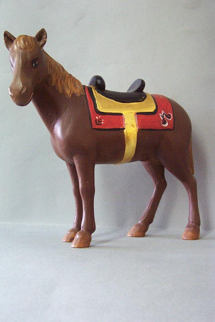 pferd mit sattel und zaumzeug linde detailliert lasiert